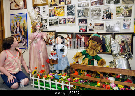 Indiana Chesterton, Yellow Brick Road Gift Shop und Wizard of Oz Fantasy Museum, Figuren, Charaktere, Kinderliteratur, Vogelscheuche, Dorothy, Blechmann, Go Stockfoto