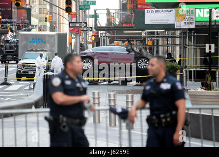 New York, USA. 18. Mai 2017. Ermittler arbeiten auf der Bühne eines Autos Absturz Vorfall am Times Square in New York City, USA, am 18. Mai 2017. Der Mann, der ein Auto in eine Menschenmenge auf dem Times Square am Donnerstag fuhr war in Haft, in denen man wurde getötet und 22 weitere wurden verletzt, sagte New Yorks Bürgermeister. Bildnachweis: Wang Ying/Xinhua/Alamy Live-Nachrichten Stockfoto