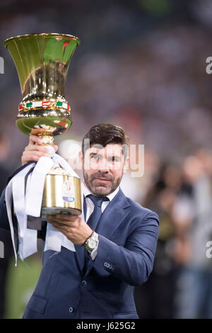 Rom, Italien. 17. Mai 2017. Marcelo Salas Fußball: Marcelo Salas trägt der Trophäe vor dem Coppa Italia (TIM Cup) letzte Spiel zwischen Juventus 2: 0 SS Lazio im Stadio Olimpico in Rom, Italien. Bildnachweis: Maurizio Borsari/AFLO/Alamy Live-Nachrichten Stockfoto