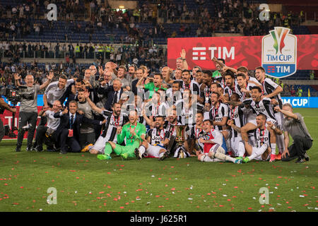 Rom, Italien. 17. Mai 2017. Juventus-Team Gruppe Fußball: Juventus-Spieler feiern mit der Trophäe nach dem Gewinn der Coppa Italia (TIM Cup) Finale zwischen Juventus 2: 0 SS Lazio Rom im Stadio Olimpico in Rom, Italien. Bildnachweis: Maurizio Borsari/AFLO/Alamy Live-Nachrichten Stockfoto