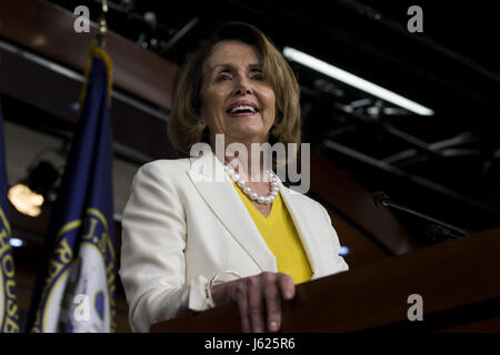 Washington, DC, USA. 18. Mai 2017. Demokratischen Führer Rep NANCY PELOSI (D -CA) spricht während ihrer wöchentlichen Pressekonferenz auf dem US-Kapitol. Bildnachweis: Alex Edelman/ZUMA Draht/Alamy Live-Nachrichten Stockfoto