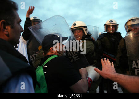 Athen, Griechenland. 18. Mai 2017. Demonstranten protestieren gegen die neuen Sparmaßnahmen außerhalb des Parlamentsgebäudes in Athen, Griechenland, am 18. Mai 2017. Griechische Parlament hat am Donnerstag genehmigt eine strenge Rechnung für neue Rentenkürzungen und Steuererhöhungen bis zum Jahr 2020 vor Treffen der Eurogruppe am Montag in Brüssel weiterhin wichtige Kredit Auszahlungen und Verhandlungen über einen Schuldenerlass. Bildnachweis: Marios Lolos/Xinhua/Alamy Live-Nachrichten Stockfoto