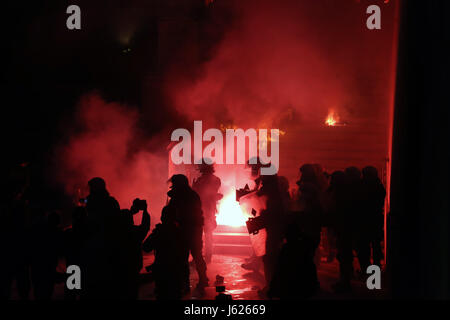 Athen, Griechenland. 18. Mai 2017. Bereitschaftspolizei reagieren auf Fackeln als Demonstranten protestierten gegen die neuen Sparmaßnahmen außerhalb des Parlamentsgebäudes in Athen, Griechenland, am 18. Mai 2017. Griechische Parlament hat am Donnerstag genehmigt eine strenge Rechnung für neue Rentenkürzungen und Steuererhöhungen bis zum Jahr 2020 vor Treffen der Eurogruppe am Montag in Brüssel weiterhin wichtige Kredit Auszahlungen und Verhandlungen über einen Schuldenerlass. Bildnachweis: Marios Lolos/Xinhua/Alamy Live-Nachrichten Stockfoto