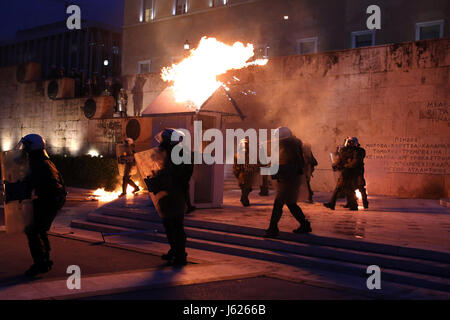 Athen, Griechenland. 18. Mai 2017. Bereitschaftspolizei reagieren auf Fackeln als Demonstranten protestierten gegen die neuen Sparmaßnahmen außerhalb des Parlamentsgebäudes in Athen, Griechenland, am 18. Mai 2017. Griechische Parlament hat am Donnerstag genehmigt eine strenge Rechnung für neue Rentenkürzungen und Steuererhöhungen bis zum Jahr 2020 vor Treffen der Eurogruppe am Montag in Brüssel weiterhin wichtige Kredit Auszahlungen und Verhandlungen über einen Schuldenerlass. Bildnachweis: Marios Lolos/Xinhua/Alamy Live-Nachrichten Stockfoto