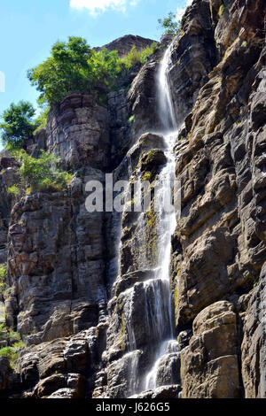 Jiaozuo, China. 18. Mai 2017. YunTai Mountain befindet sich in Xiuwu County, etwa 30 Kilometer (18,6 Meilen) von Zentral-China Provinz Henan Jiaozuo Stadt. Dieser Berg ist unter der ersten Gruppe von auf der ganzen Welt, die den Titel des World geologischen Park von der UNESCO im Jahr 2004 zu erhalten. Bildnachweis: SIPA Asien/ZUMA Draht/Alamy Live-Nachrichten Stockfoto