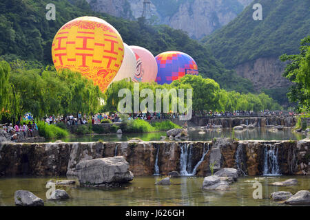 Jiaozuo, China. 18. Mai 2017. YunTai Mountain befindet sich in Xiuwu County, etwa 30 Kilometer (18,6 Meilen) von Zentral-China Provinz Henan Jiaozuo Stadt. Dieser Berg ist unter der ersten Gruppe von auf der ganzen Welt, die den Titel des World geologischen Park von der UNESCO im Jahr 2004 zu erhalten. Bildnachweis: SIPA Asien/ZUMA Draht/Alamy Live-Nachrichten Stockfoto