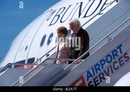 Berlin, Deutschland. 19. Mai 2017. Bundespräsident Frank-Walter Steinmeier und seine Frau Elke Budenbender kommen zum Flughafen "Frederic Chopin" in Warschau, Berlin, Deutschland, 19. Mai 2017. Dies ist Präsident Steinmeiers konstituierenden Besuch in Polen. Foto: Soeren Stache/Dpa/Alamy Live News Stockfoto