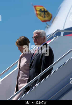 Berlin, Deutschland. 19. Mai 2017. Bundespräsident Frank-Walter Steinmeier und seine Frau Elke Budenbender kommen zum Flughafen "Frederic Chopin" in Warschau, Berlin, Deutschland, 19. Mai 2017. Dies ist Präsident Steinmeiers konstituierenden Besuch in Polen. Foto: Soeren Stache/Dpa/Alamy Live News Stockfoto