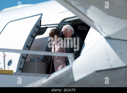 Berlin, Deutschland. 19. Mai 2017. Bundespräsident Frank-Walter Steinmeier und seine Frau Elke Budenbender kommen zum Flughafen "Frederic Chopin" in Warschau, Berlin, Deutschland, 19. Mai 2017. Dies ist Präsident Steinmeiers konstituierenden Besuch in Polen. Foto: Soeren Stache/Dpa/Alamy Live News Stockfoto