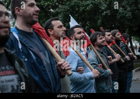 Athen, Griechenland. 18. Mai 2017. Männer singen gegen Sparpolitik Parolen vor dem griechischen Parlament während einer Demonstration gegen neue Sparmaßnahmen in Athen, 18. Mai 2017. Das griechische Parlament soll ein neues Sparpaket übergeben. Gewerkschaften haben umfangreiche Streiks gegen die Sparmaßnahmen gefordert. Foto: Sokrates Baltagiannis/Dpa/Alamy Live-Nachrichten Stockfoto