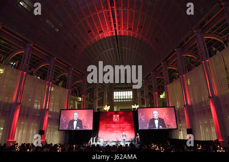 Washington, DC, USA. 18. Mai 2017. Chinesischer Botschafter in den Vereinigten Staaten Cui Tiankai befasst sich mit der 2017 Awards Gala-Dinner statt vom Ausschuß von 100 in Washington, D.C., Hauptstadt der Vereinigten Staaten, 18. Mai 2017. China-Gürtel und Road Initiative bietet Konnektivität entscheidend für die Entwicklung, chinesischer Botschafter in den Vereinigten Staaten Cui Tiankai sagte hier am Donnerstag. Bildnachweis: Yin Bogu/Xinhua/Alamy Live-Nachrichten Stockfoto