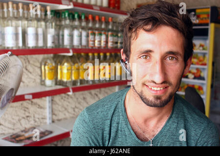 Mosul, Irak. 11. Mai 2017. 24-jährige Steven sitzt in seinem Laden, wo er Alkohol, in der christlichen Stadt der Stützpunkt, in der Nähe von Mosul, Irak, 11. Mai 2017 verkauft. Der Shop ist ein Symbol für die kleine Freiheit, die die Menschen in der Stadt nach der Befreiung von ISIS Kräfte erholt haben. Foto: Jan Kuhlmann/Dpa/Alamy Live News Stockfoto