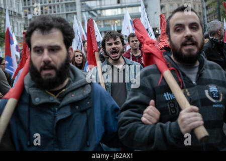 Athen, Griechenland. 18. Mai 2017. Dpatop - singen Männer gegen Sparpolitik Parolen vor dem griechischen Parlament während einer Demonstration gegen neue Sparmaßnahmen in Athen, 18. Mai 2017. Das griechische Parlament soll ein neues Sparpaket übergeben. Gewerkschaften haben umfangreiche Streiks gegen die Sparmaßnahmen gefordert. Foto: Sokrates Baltagiannis/Dpa/Alamy Live-Nachrichten Stockfoto