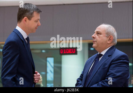 Brüssel, Belgien. 19. Mai 2017. Parlamentarischer Staatssekretär beim Bundesminister für wirtschaftliche Zusammenarbeit und Entwicklung Thomas Silberhorn ist im Gespräch mit der italienischen Vizeminister für Foreign Affairs Mario Giro (R) zu Beginn des Rates der EU-Außenminister treffen Entwicklung. Bildnachweis: Dpa picture Alliance/Alamy Live News Stockfoto