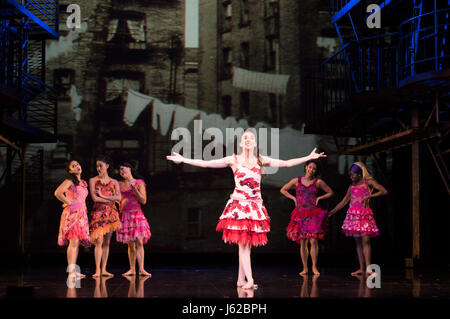 Hong Kong, China. 19. Mai 2017. Schauspieler führen Broadway musical "West Side Story" am Lyric Theatre an der Hong Kong Academy for Performing Arts in Hongkong, Südchina, 19. Mai 2017. Bildnachweis: Liu Yun/Xinhua/Alamy Live-Nachrichten Stockfoto