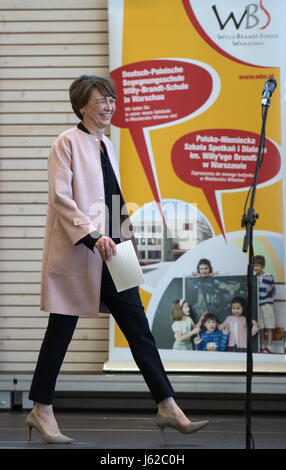 Elke Budenbender, Ehefrau des deutschen Bundespräsidenten Steinmeier, Spaziergänge um das Mikrofon während der Verleihung des Kurses Sprachdiplome für Studenten in der Willy-Brandt-Schule in Warschau, Polen, 19. Mai 2017. Die deutsch-polnischen bikulturelle Schule wurde im Jahr 2015 dann-Außenminister Steinmeier eröffnet und bietet eine Ausbildung in Übereinstimmung mit dem deutschen Bildungssystem. Agata Kornhauser-Duda Deutschlehrer und da 2016 Fördermitglied der Deutschen Sprachdiplom ist. Dies ist Präsident Steinmeiers konstituierenden Besuch in Polen. Foto: Soeren Stache/dpa Stockfoto