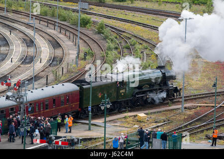 Die Flying Scotsman Bahnhof Shrewsbury, Shropshire, auf dem Weg nach Cardiff herausziehen. Stockfoto