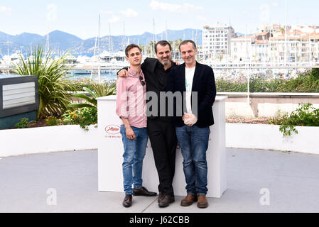 Cannes, Frankreich. 19. Mai 2017. Schauspieler Zsombor Jeger, Regisseur Kornel Mundruczo und Schauspieler Merab Ninidze (von L bis R) des Films "Jupiters Mond" für einen Fototermin in Cannes, Frankreich, am 19. Mai 2017 darstellen. Der Film "Jupiters Mond" unter der Regie von ungarische Regisseur Kornel Mundruczo konkurrieren für die Goldene Palme auf dem 70. Cannes Film Festival. Bildnachweis: Chen Yichen/Xinhua/Alamy Live-Nachrichten Stockfoto