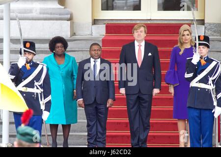 Den Haag, Niederlande. 19. Mai 2017. Niederländischer König Willem-Alexander (3. R) und Königin Maxima (2. R) begrüßt mosambikanische Präsident Filipe Nyusis (3. L) und seine Frau Isaura Nyusis (2. L) im Palast Noordeinde in den Haag, Niederlande, 19. Mai 2017. Bildnachweis: Syvlia Lederer/Xinhua/Alamy Live-Nachrichten Stockfoto