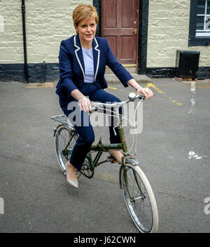 Moffat, UK. 19. Mai 2017. Schottlands erster Minister, schließt sich Nicola Sturgeon Mairi McCallan, SNP Kandidat für Dumfriesshire, Clydesdale und Tweeddale (DCT) auf Wahlkampftour in Moffat. Bildnachweis: Andrew Wilson/Alamy Live-Nachrichten Stockfoto