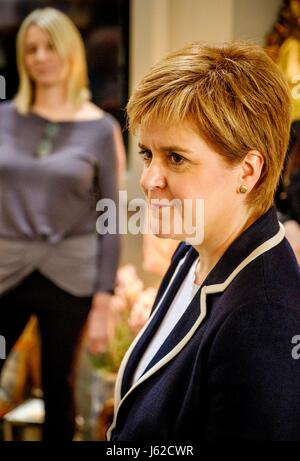 Moffat, UK. 19. Mai 2017. Schottlands erster Minister, schließt sich Nicola Sturgeon Mairi McCallan, SNP Kandidat für Dumfriesshire, Clydesdale und Tweeddale (DCT) auf Wahlkampftour in Moffat. Bildnachweis: Andrew Wilson/Alamy Live-Nachrichten Stockfoto