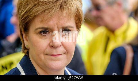 Moffat, UK. 19. Mai 2017. Schottlands erster Minister, schließt sich Nicola Sturgeon Mairi McCallan, SNP Kandidat für Dumfriesshire, Clydesdale und Tweeddale (DCT) auf Wahlkampftour in Moffat. Bildnachweis: Andrew Wilson/Alamy Live-Nachrichten Stockfoto