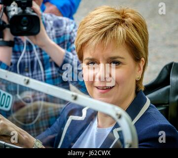 Moffat, UK. 19. Mai 2017. Schottlands erster Minister, schließt sich Nicola Sturgeon Mairi McCallan, SNP Kandidat für Dumfriesshire, Clydesdale und Tweeddale (DCT) auf Wahlkampftour in Moffat. Bildnachweis: Andrew Wilson/Alamy Live-Nachrichten Stockfoto