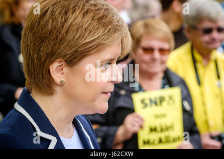 Moffat, UK. 19. Mai 2017. Schottlands erster Minister, schließt sich Nicola Sturgeon Mairi McCallan, SNP Kandidat für Dumfriesshire, Clydesdale und Tweeddale (DCT) auf Wahlkampftour in Moffat. Bildnachweis: Andrew Wilson/Alamy Live-Nachrichten Stockfoto