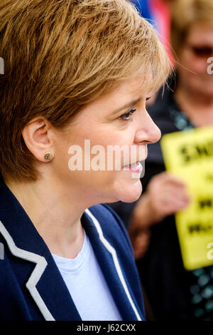 Moffat, UK. 19. Mai 2017. Schottlands erster Minister, schließt sich Nicola Sturgeon Mairi McCallan, SNP Kandidat für Dumfriesshire, Clydesdale und Tweeddale (DCT) auf Wahlkampftour in Moffat. Bildnachweis: Andrew Wilson/Alamy Live-Nachrichten Stockfoto