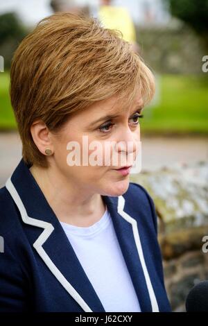 Moffat, UK. 19. Mai 2017. Schottlands erster Minister, schließt sich Nicola Sturgeon Mairi McCallan, SNP Kandidat für Dumfriesshire, Clydesdale und Tweeddale (DCT) auf Wahlkampftour in Moffat. Bildnachweis: Andrew Wilson/Alamy Live-Nachrichten Stockfoto