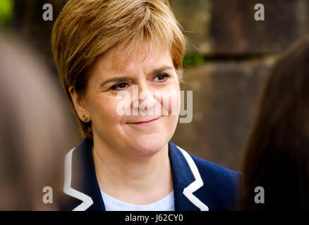 Moffat, UK. 19. Mai 2017. Schottlands erster Minister, schließt sich Nicola Sturgeon Mairi McCallan, SNP Kandidat für Dumfriesshire, Clydesdale und Tweeddale (DCT) auf Wahlkampftour in Moffat. Bildnachweis: Andrew Wilson/Alamy Live-Nachrichten Stockfoto