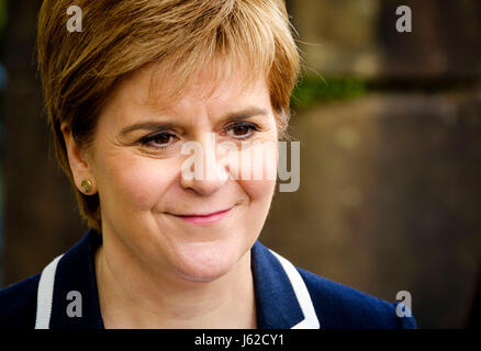 Moffat, UK. 19. Mai 2017. Schottlands erster Minister, schließt sich Nicola Sturgeon Mairi McCallan, SNP Kandidat für Dumfriesshire, Clydesdale und Tweeddale (DCT) auf Wahlkampftour in Moffat. Bildnachweis: Andrew Wilson/Alamy Live-Nachrichten Stockfoto