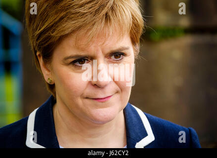 Moffat, UK. 19. Mai 2017. Schottlands erster Minister, schließt sich Nicola Sturgeon Mairi McCallan, SNP Kandidat für Dumfriesshire, Clydesdale und Tweeddale (DCT) auf Wahlkampftour in Moffat. Bildnachweis: Andrew Wilson/Alamy Live-Nachrichten Stockfoto