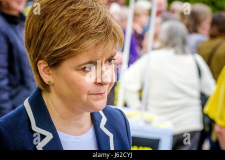 Moffat, UK. 19. Mai 2017. Schottlands erster Minister, schließt sich Nicola Sturgeon Mairi McCallan, SNP Kandidat für Dumfriesshire, Clydesdale und Tweeddale (DCT) auf Wahlkampftour in Moffat. Bildnachweis: Andrew Wilson/Alamy Live-Nachrichten Stockfoto