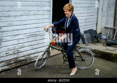 Moffat, UK. 19. Mai 2017. Schottlands erster Minister, schließt sich Nicola Sturgeon Mairi McCallan, SNP Kandidat für Dumfriesshire, Clydesdale und Tweeddale (DCT) auf Wahlkampftour in Moffat. Bildnachweis: Andrew Wilson/Alamy Live-Nachrichten Stockfoto