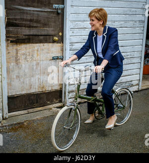 Moffat, UK. 19. Mai 2017. Schottlands erster Minister, schließt sich Nicola Sturgeon Mairi McCallan, SNP Kandidat für Dumfriesshire, Clydesdale und Tweeddale (DCT) auf Wahlkampftour in Moffat. Bildnachweis: Andrew Wilson/Alamy Live-Nachrichten Stockfoto