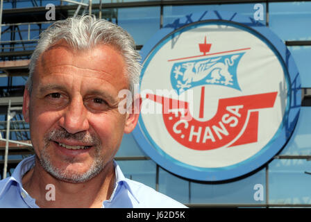 Rostock, Deutschland. 19. Mai 2017. Pavel Dotchev präsentiert sich als der neue Trainer der 3. Bundesliga-Fußball-Club FC Hansa Rostock im Rahmen einer Pressekonferenz auf der Sportstädte in Rostock, Deutschland, 19. Mai 2017. Dotschew unterschrieb einen zwei-Jahres-Vertrag bis 30. Juni 2019. Der 51 Jahre alte Deutsch-bulgarischen Erfolge ehemalige Trainer Marke, die zu verlassen. Foto: Bernd Wüstneck/Dpa-Zentralbild/Dpa/Alamy Live News Stockfoto