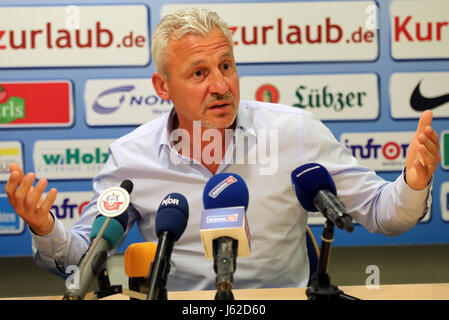 Rostock, Deutschland. 19. Mai 2017. Pavel Dotchev präsentiert sich als der neue Trainer der 3. Bundesliga-Fußball-Club FC Hansa Rostock im Rahmen einer Pressekonferenz auf der Sportstädte in Rostock, Deutschland, 19. Mai 2017. Dotschew unterschrieb einen zwei-Jahres-Vertrag bis 30. Juni 2019. Der 51 Jahre alte Deutsch-bulgarischen Erfolge ehemalige Trainer Marke, die zu verlassen. Foto: Bernd Wüstneck/Dpa-Zentralbild/Dpa/Alamy Live News Stockfoto