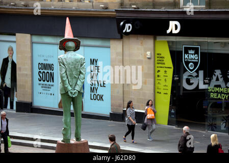 Glasgow, Schottland. 19. Mai 2017. Glasgower feiern Wahlfieber durch Hochziehen der Sauchiehall Street Schritte Labours Donald Dewar Statue indem ein Verkehr Kegel auf seinem Kopf, um den Kultstatus der Stadt Kegel Kopf, dass Man außerhalb von Museum der modernen Kunst Credit: Gerard Fähre/Alamy Live News Stockfoto