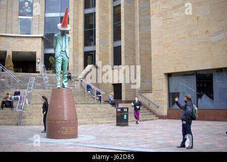 Glasgow, Schottland. 19. Mai 2017. Glasgower feiern Wahlfieber durch Hochziehen der Sauchiehall Street Schritte Labours Donald Dewar Statue indem ein Verkehr Kegel auf seinem Kopf, um den Kultstatus der Stadt Kegel Kopf, dass Man außerhalb von Museum der modernen Kunst Credit: Gerard Fähre/Alamy Live News Stockfoto