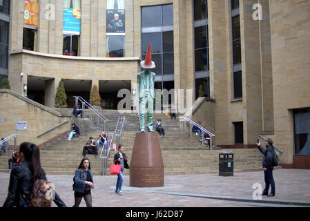 Glasgow, Schottland. 19. Mai 2017. Glasgower feiern Wahlfieber durch Hochziehen der Sauchiehall Street Schritte Labours Donald Dewar Statue indem ein Verkehr Kegel auf seinem Kopf, um den Kultstatus der Stadt Kegel Kopf, dass Man außerhalb von Museum der modernen Kunst Credit: Gerard Fähre/Alamy Live News Stockfoto