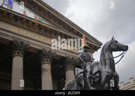 Glasgow, Schottland. 19. Mai 2017. Glasgower feiern Wahlfieber durch Hochziehen der Sauchiehall Street Schritte Labours Donald Dewar Statue indem ein Verkehr Kegel auf seinem Kopf, um den Kultstatus der Stadt Kegel Kopf, dass Man außerhalb von Museum der modernen Kunst Credit: Gerard Fähre/Alamy Live News Stockfoto