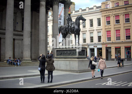 Glasgow, Schottland, Großbritannien. 19 Mai, 2017. Die glaswegians iconic Status der Kegelspitze Mann ein, der außerhalb des Museum für Moderne Kunst Credit: Gerard Fähre / alamy Leben Nachrichten Stockfoto