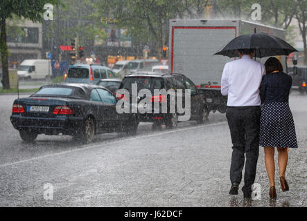 München, Deutschland. 19. Mai 2017. Dpatop - ein paar mit einem Regenschirm geht durch ein Hagelsturm in München, 19. Mai 2017. Foto: Florian Eckl/Dpa/Alamy Live News Stockfoto
