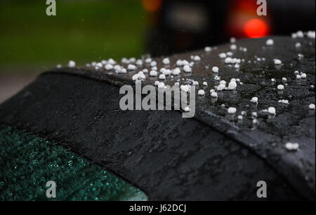 München, Deutschland. 19. Mai 2017. Hagel können Hühneraugen Messung einen Zentimeter auf ein Cabrio in München, 19. Mai 2017 zu sehen. Foto: Florian Eckl/Dpa/Alamy Live News Stockfoto