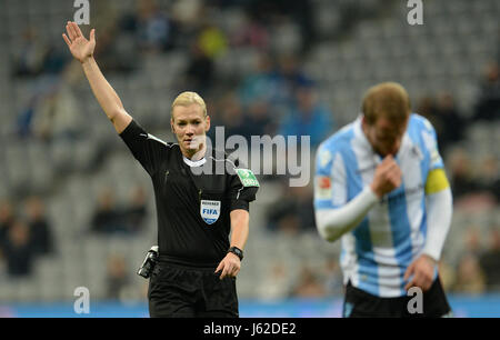 München, Deutschland. 21. November 2016. Datei - reagiert Schiedsrichter Bibiana Steinhaus in der 2. Bundesliga-Fußballspiel zwischen dem TSV 1860 München und 1. FC Kaiserslautern in der Allianz Arena in München, Deutschland, 21. November 2016. Bibiana Steinhaus wird die erste weibliche Schiedsrichter der ersten deutschen Bundesliga. Die 38 jährige aus Hannover ist einer der vier neue Schiedsrichter, die ab der kommenden Saison 2017/18 umgesetzt werden werden. Die Entscheidung war der Präsidentschaft des deutschen Fußball-Bundes (DFB) am Freitag in Frankfurt. Foto: Andreas Gebert/Dpa/Alamy Live-Nachrichten Stockfoto