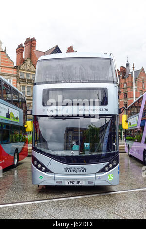 Nottingham, UK. 19. Mai 2017. Nottingham Stadttransport anzeigen auf dem alten Marktplatz der grünsten Weltflotte Biogas Doppeldeckerbusse. Sie sind fällig für den öffentlichen Dienst in diesem Sommer. Bildnachweis: Ian Francis/Alamy Live-Nachrichten Stockfoto