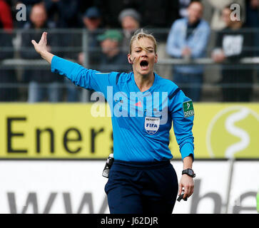 Sandhausen, Deutschland. 12. März 2016. Datei - Schiedsrichter Bibiana Steinhaus, fotografiert während der 2. Bundesliga-Fußball-Spiel zwischen SV Sandhausen und Fortuna Düsseldorf im Hardtwaldstadion in Sandhausen, Deutschland, 12. März 2016. Bibiana Steinhaus wird die erste weibliche Schiedsrichter der ersten deutschen Bundesliga. Die 38 jährige aus Hannover ist einer der vier neue Schiedsrichter, die ab der kommenden Saison 2017/18 umgesetzt werden werden. Die Entscheidung war der Präsidentschaft des deutschen Fußball-Bundes (DFB) am Freitag in Frankfurt. Foto: Ronald Wittek/Dpa/Alamy Live News Stockfoto