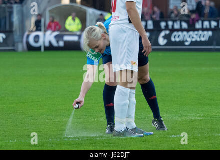 Hamburg, Deutschland. 1. April 2016. Datei - Schiedsrichter Bibiana Steinhaus sprüht eine Zeile für einen Freistoß in der 2. Bundesliga-Fußballspiel zwischen FC St. Pauli und 1. FC Union Berlin am Millerntor-Stadion in Hamburg, Deutschland, 1. April 2016. Bibiana Steinhaus wird die erste weibliche Schiedsrichter der ersten deutschen Bundesliga. Die 38 jährige aus Hannover ist einer der vier neue Schiedsrichter, die ab der kommenden Saison 2017/18 umgesetzt werden werden. Die Entscheidung war der Präsidentschaft des deutschen Fußball-Bundes (DFB) am Freitag in Frankfurt. Foto: Axel Heimken/Dpa/Alamy Live News Stockfoto