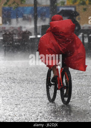 München, Deutschland. 19. Mai 2017. Ein Radfahrer fährt durch ein Hagelsturm in München, 19. Mai 2017. Foto: Matthias Balk/Dpa/Alamy Live News Stockfoto